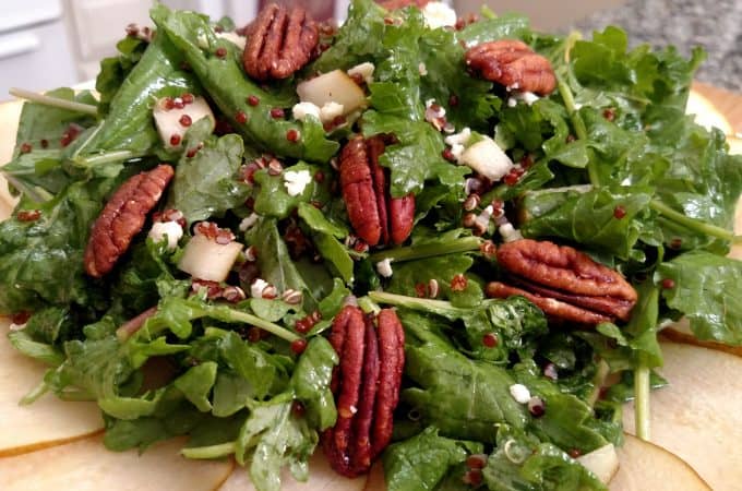 Salad with pears and pecans
